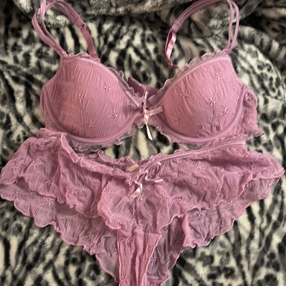 Victoria’s Secret set 36B bra and small bottom